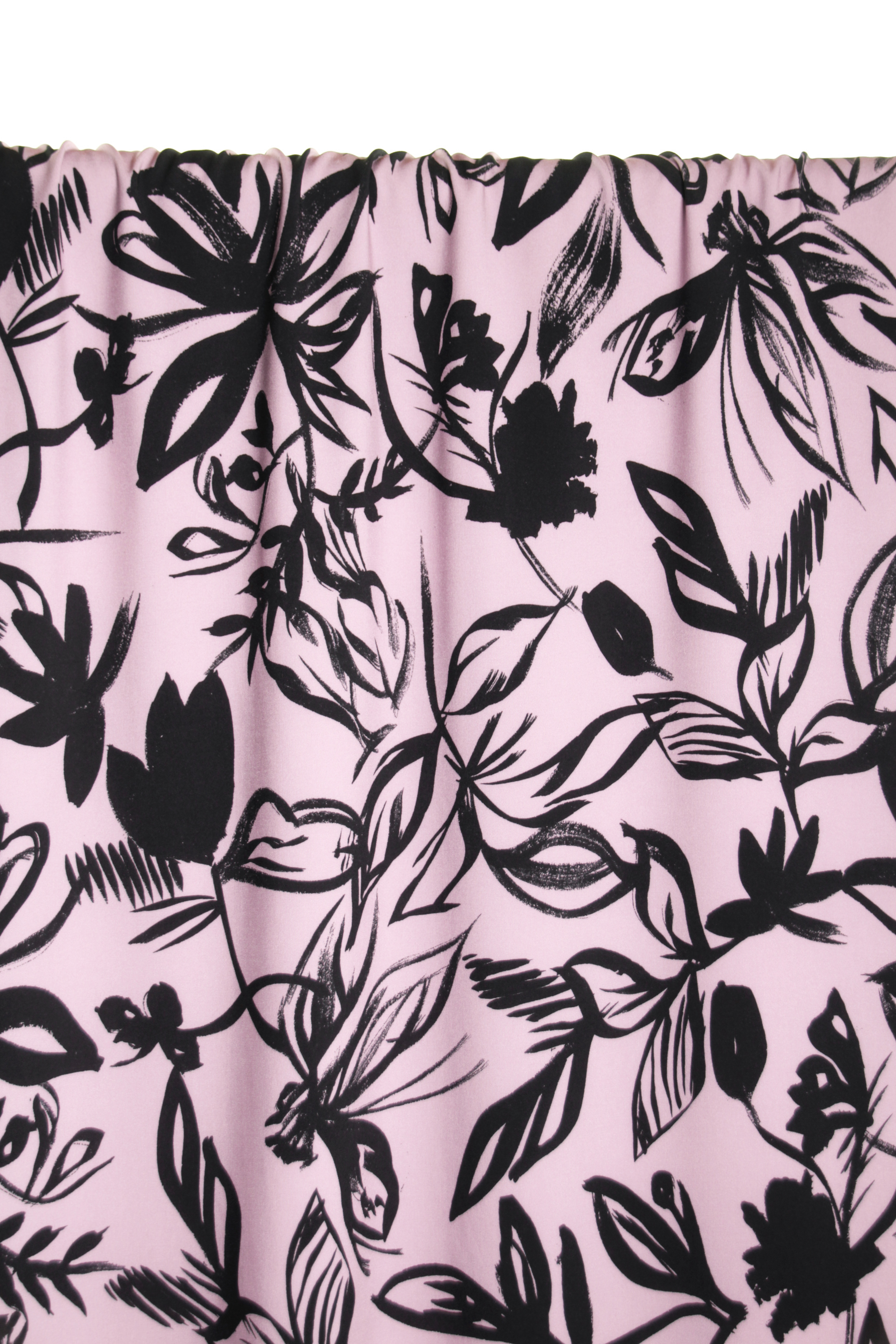 Viscose print licht lila met zwarte bloemen - Atelier Jupe